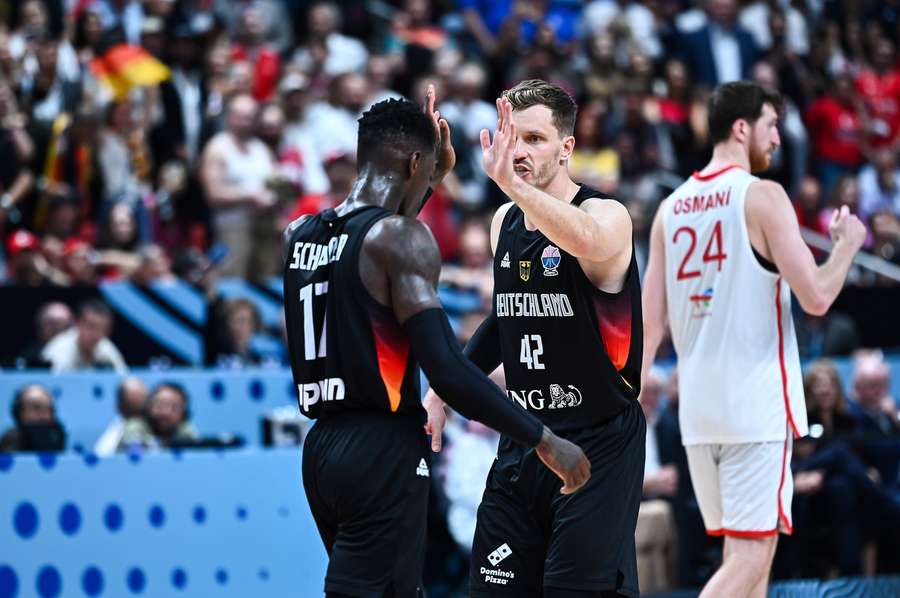 Dennis Schröder (l.) und Andreas Obst bei der Basketball-EM 2025