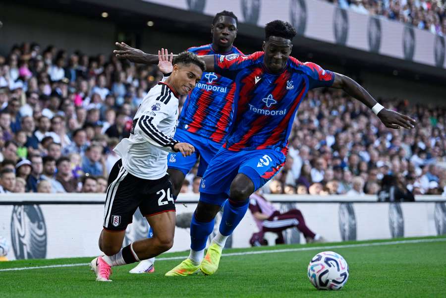 King v souboji se dvěma hráči Crystal Palace. King v souboji se dvěma hráči Crystal Palace.