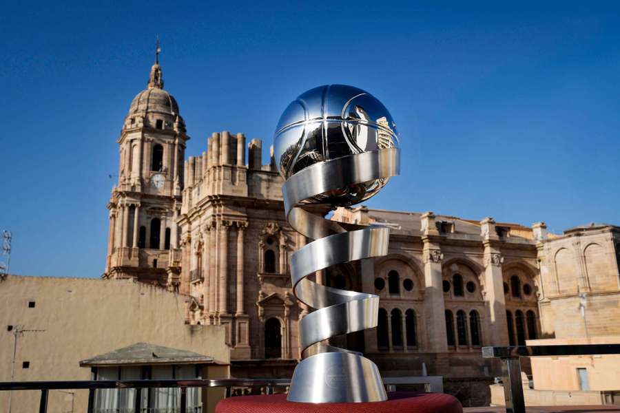 El título, con la Catedral de Málaga de fondo