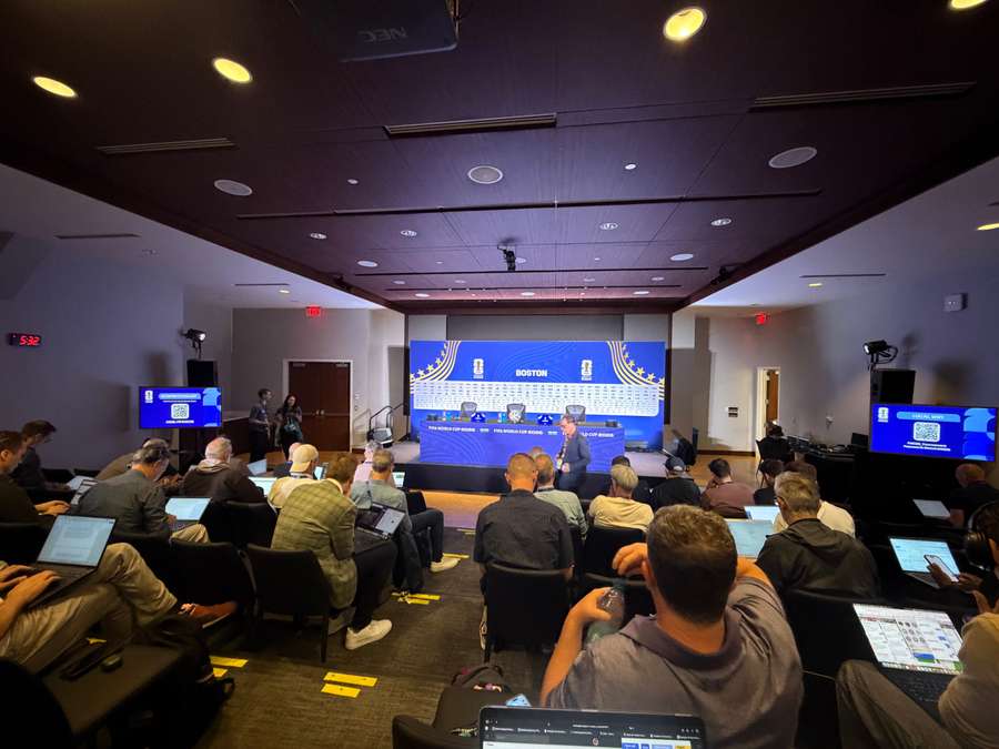 A sala de coletiva da Copa é a mesma usada pelo elenco dos Patriots