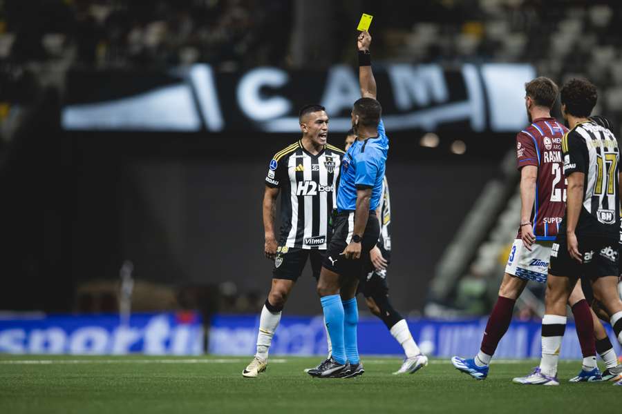 Arbitragem teve atuação confusa na Arena MRV