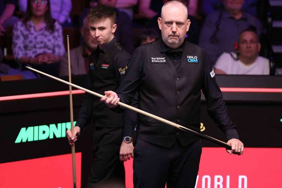 Williams (C) in action against Antoni Kowalski (L)