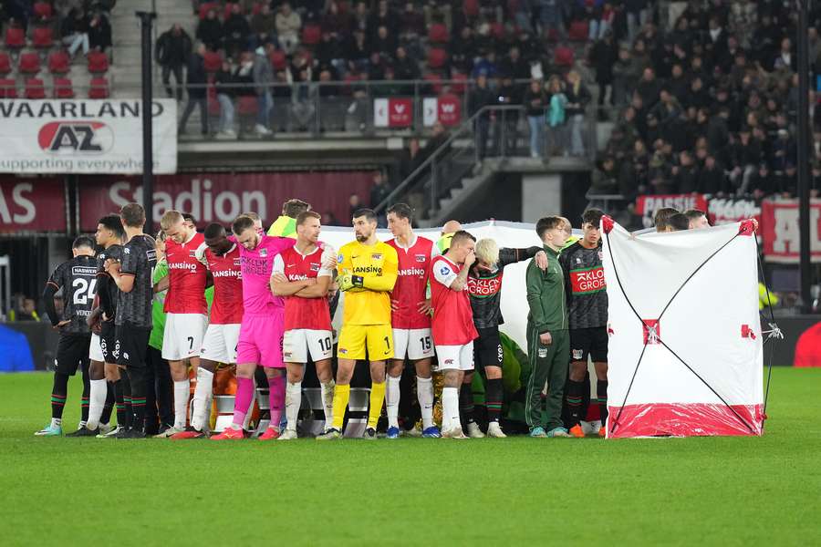 Spelers vormen een haag om Bas Dost heen