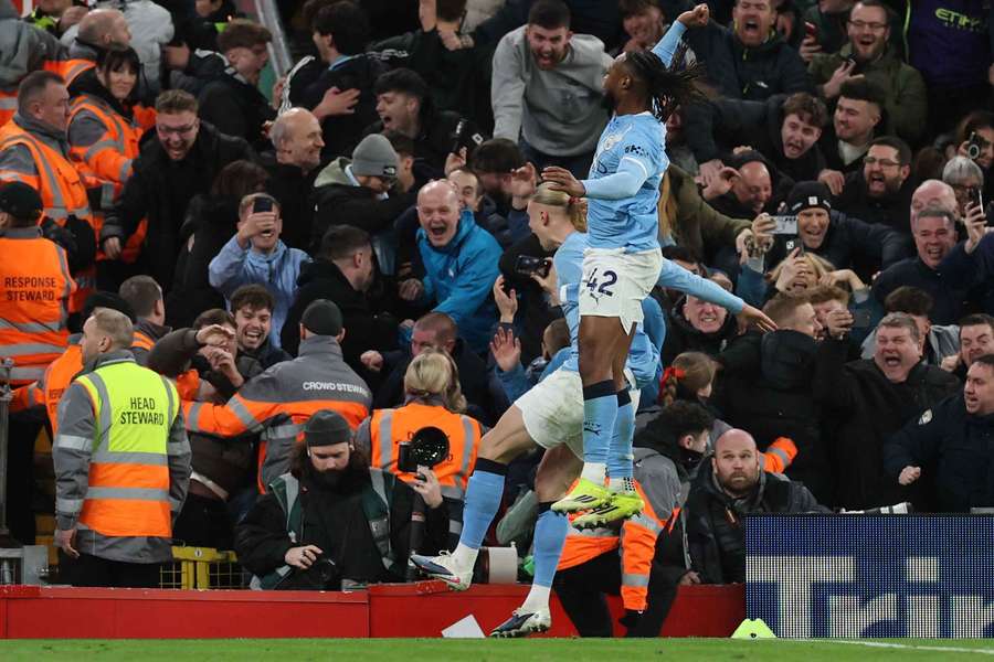 Manchester City renverse Liverpool et reste au contact d'Arsenal