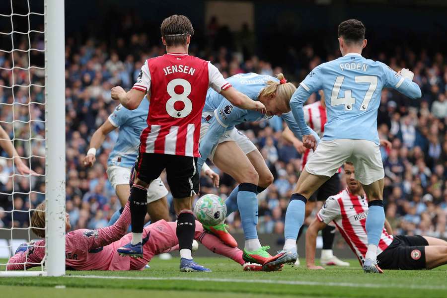 Erling Haaland, del Manchester City, marcando el segundo gol ante el Brentford