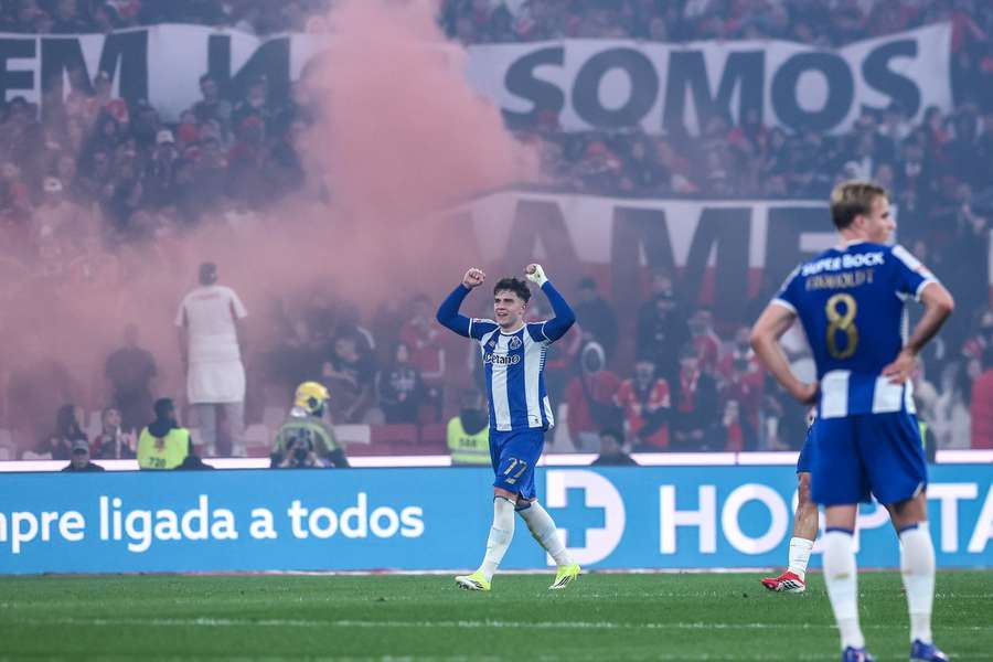 Os festejos de Pietuszewski no Estádio da Luz