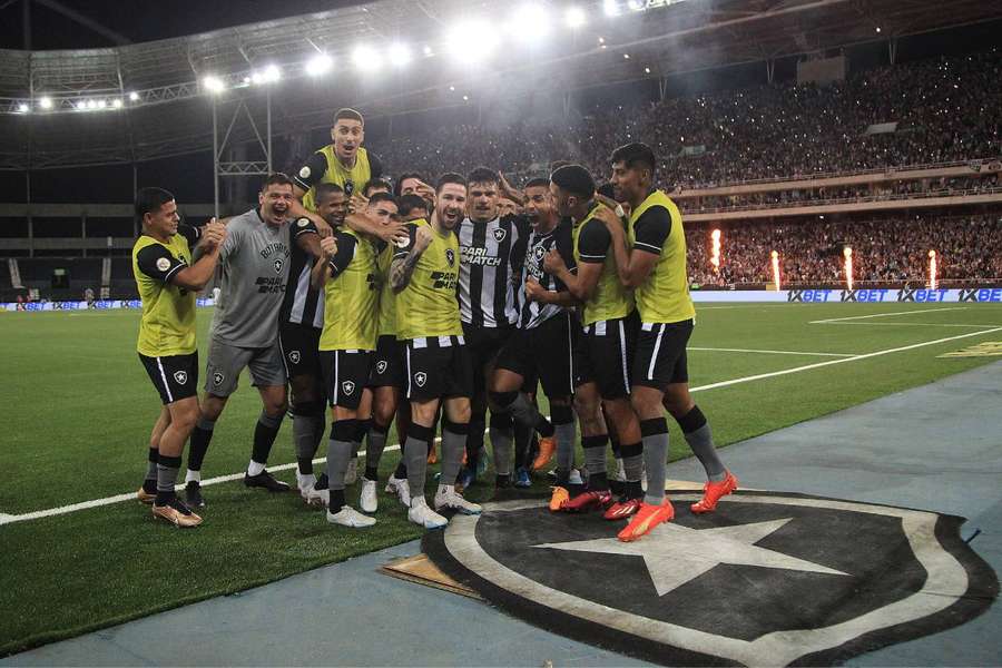 Botafogo celebra vitória no Nilton Santos