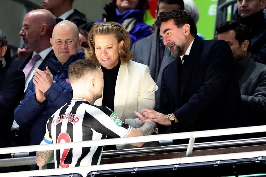 Amanda Staveley e Mohammad Bin Salman con il capitano del Newcastle Kieran Trippier