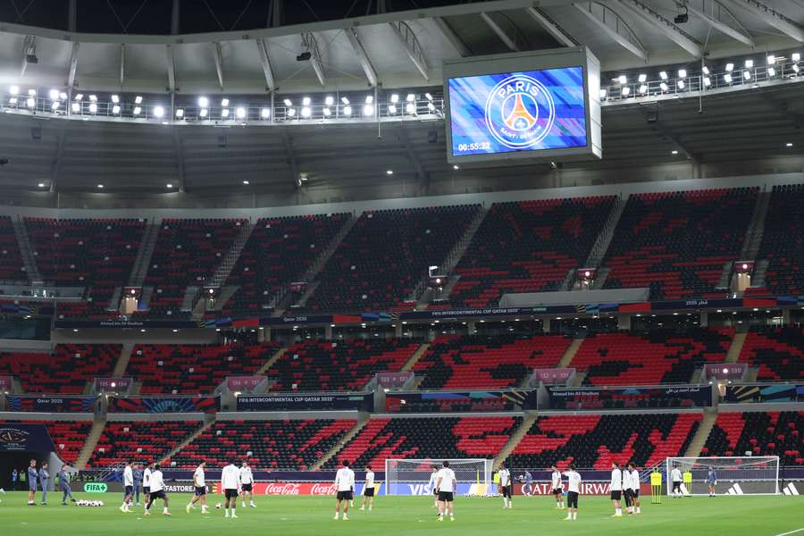 Pedro e Dembélé começam no banco