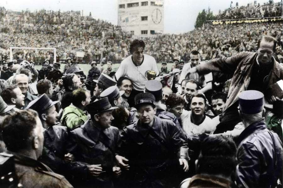 Fritz Walter (ao centro) com o troféu do Mundial em 1954.