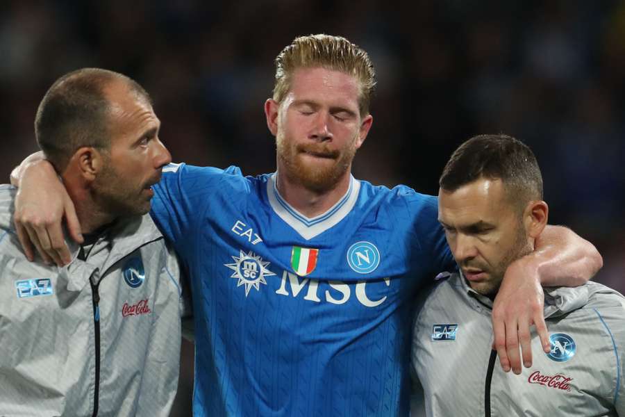 Kevin De Bruyne, retirado por del campo ayudado por el personal médico del Nápoles Kevin De Bruyne, retirado por del campo ayudado por el personal médico del Nápoles