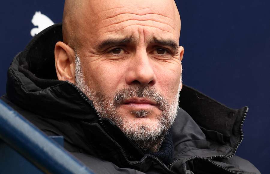 Pep Guardiola reaguje przed meczem angielskiej Premier League pomiędzy Manchesterem City i Evertonem