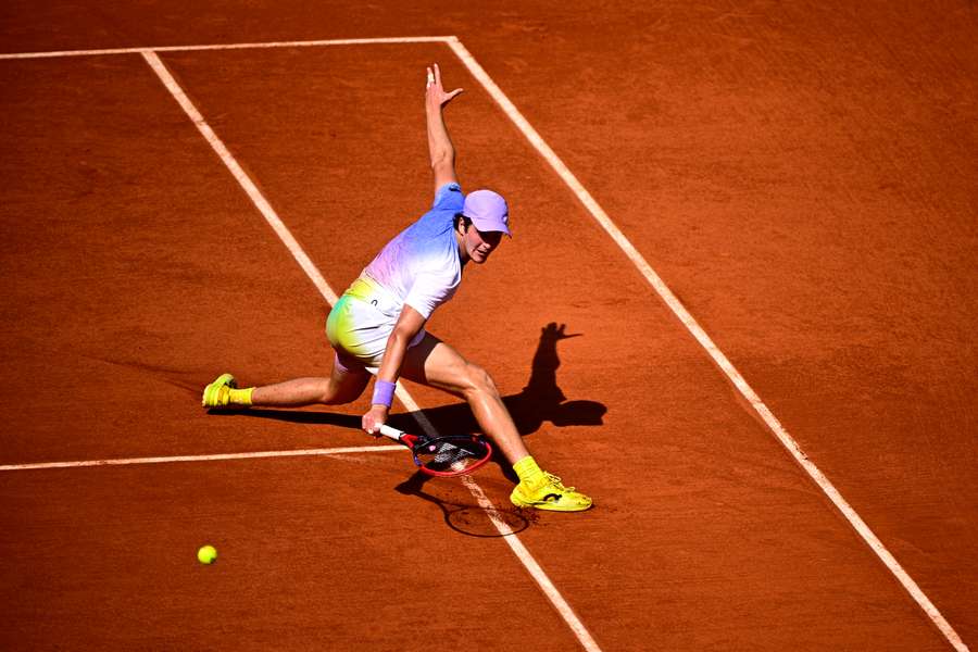 João Fonseca se desliza sobre la arcilla sagrada de Roland Garros.