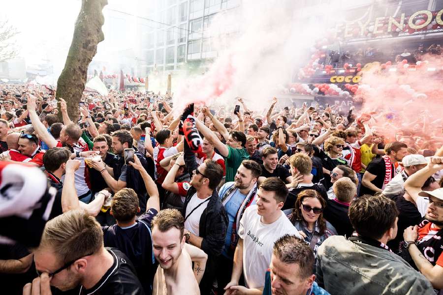 Torcedores do Feyenoord lotam o centro de Roterdã para comemorar o título da liga