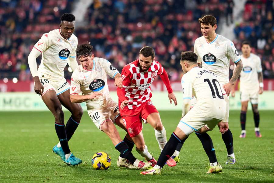 Abel Ruiz, circondato dai giocatori del Valladolid