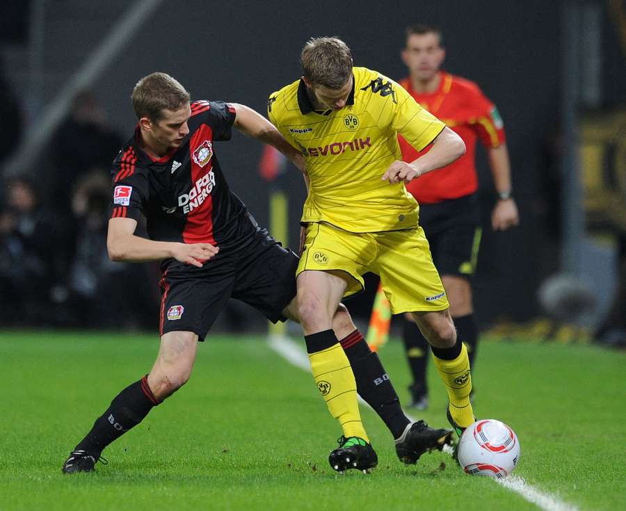 Lars Bender (l.) und Sven Bender (r.) bei einem Bundesliga-Duell in der Saison 2010/11 Lars Bender (l.) und Sven Bender (r.) bei einem Bundesliga-Duell in der Saison 2010/11