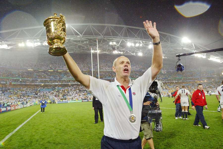 Clive Woodward segura a Taça Webb Ellis depois de vencer a final do Campeonato do Mundo de Râguebi no Estádio Olympic Park em Sydney, 22 de novembro de 2003