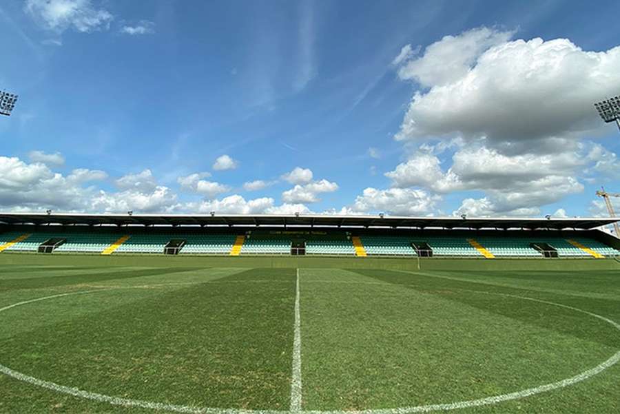 Relvado do Estádio João Cardoso est´a ser alvo de tratamento