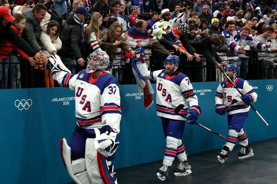 Hokejisté USA v semifinále porazili Slovensko 6:2. Hokejisté USA v semifinále porazili Slovensko 6:2.