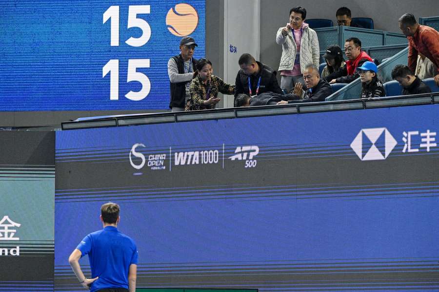 Daniil Medvedev, descalificat de la Beijing după ce a lovit un fan cu mingea, în timpul duelului cu Novak Djokovic din semifinale Daniil Medvedev, descalificat de la Beijing după ce a lovit un fan cu mingea, în timpul duelului cu Novak Djokovic din semifinale
