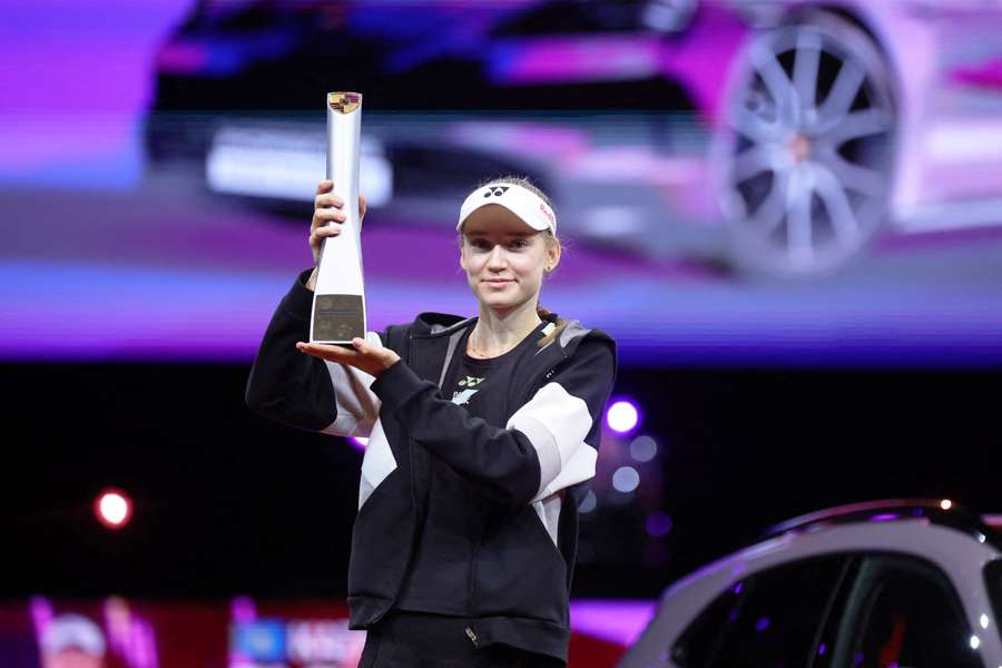 Jelena Rybakinová porazila ve finále turnaje ve Stuttgartu Martu Kosťjukovou 6:2 a 6:2.