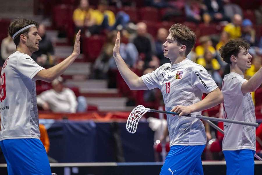 Matěj Havlas (uprostřed) zapsal proti Švýcarsku bilanci 2+2. 