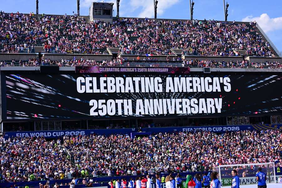 Telão do Lincoln Financial Field traz o simbolismo da data para os norte-americanos Telão do Lincoln Financial Field traz o simbolismo da data para os norte-americanos