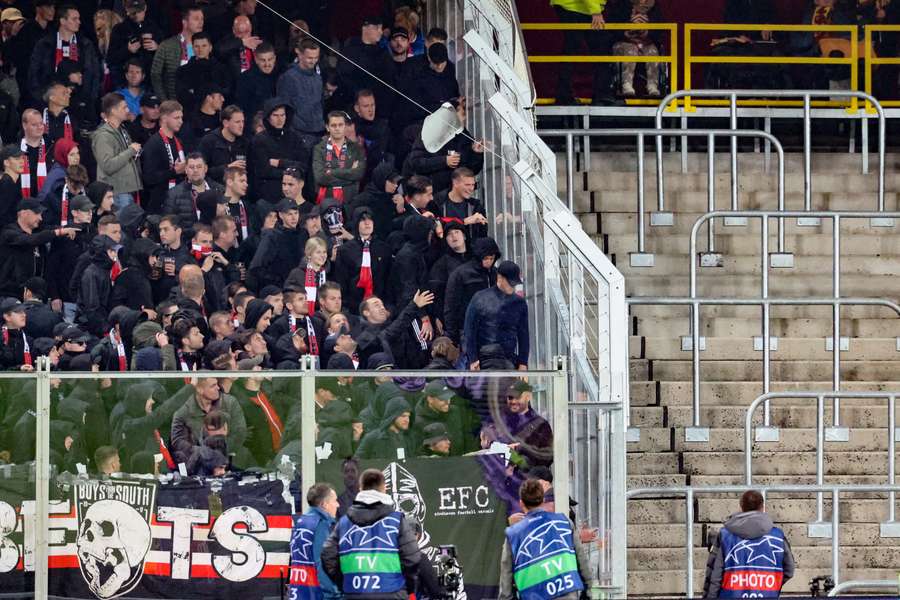 In de rust van Lens-PSV werd er met stoeltjes gegooid vanuit het uitvak