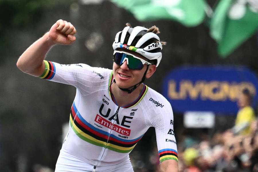 Pogacar celebra su victoria en el Giro de Lombardía