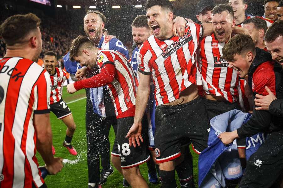 Jogadores do Sheffield United comemoram o acesso