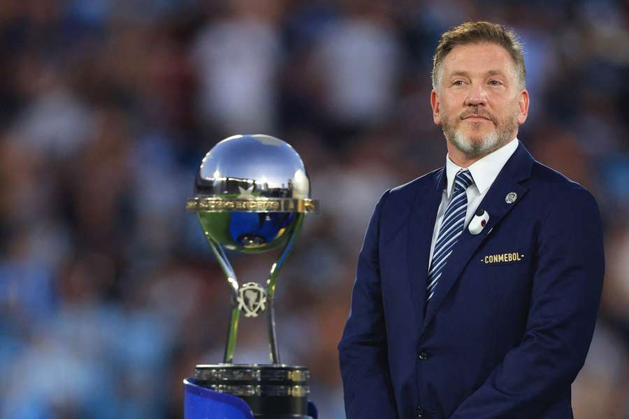 Alejandro Domínguez, presidente da Conmebol, ao lado do troféu da Copa Sul-Americana