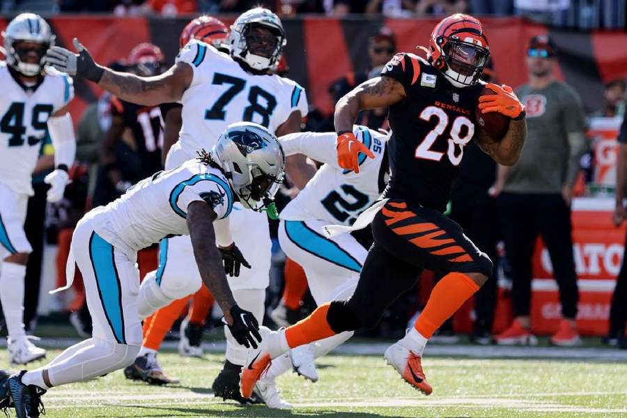 Joe Mixon esteve imparável na vitória sobre os Panthers neste domingo (6)