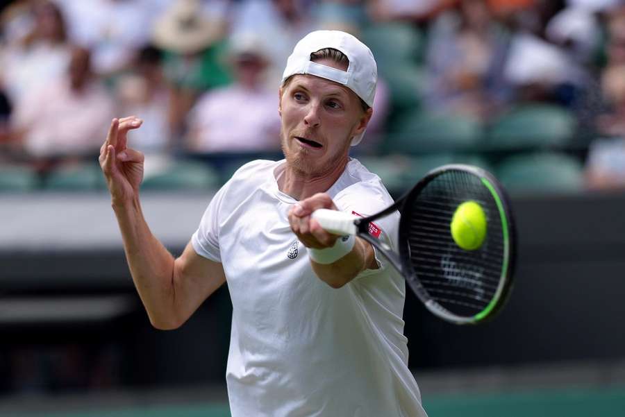 Gijs Brouwer, twee weken terug, in actie op het heilige gras van Wimbledon