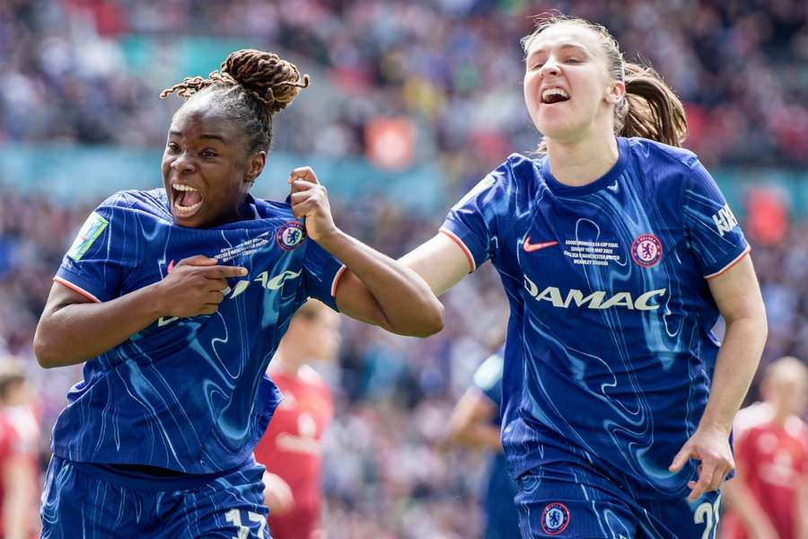 Sandy Baltimore comemora com Niamh Charles depois de dar a liderança ao Chelsea em Wembley