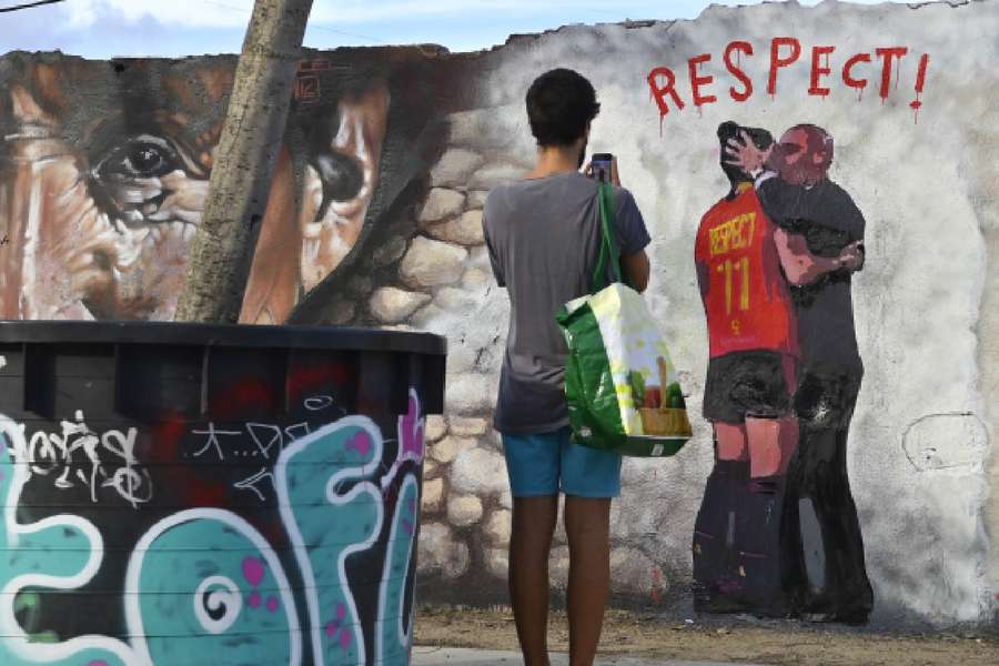 Cena gerou inúmeros protestos e pedido de respeito às mulheres em murais pela Espanha