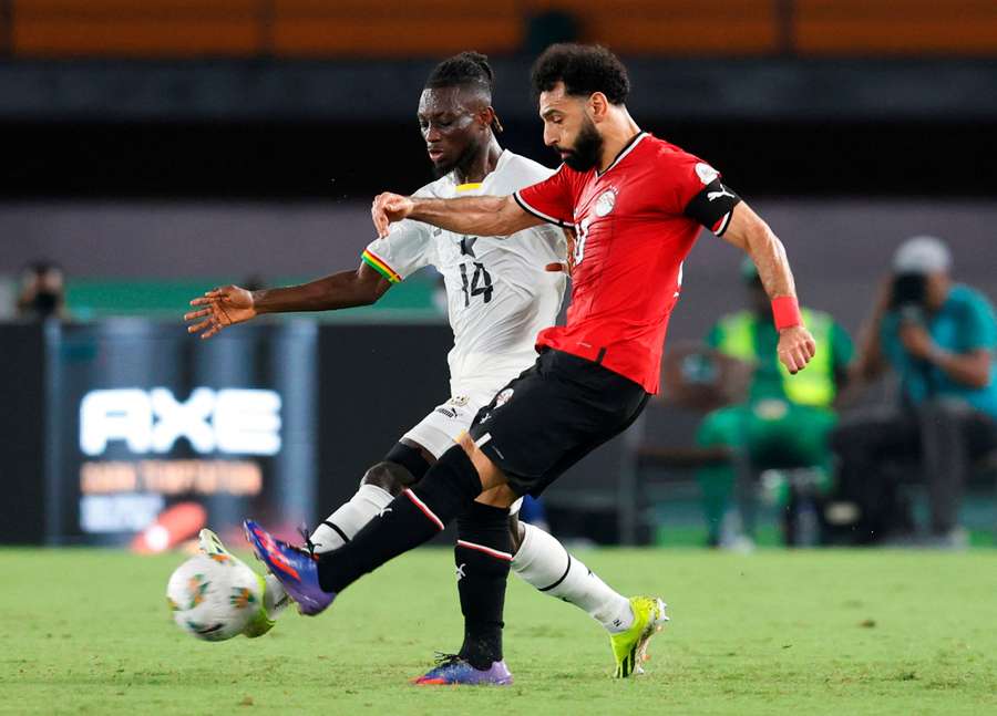 Mohamed Salah, do Egipto, em ação com Gideon Mensah, do Gana