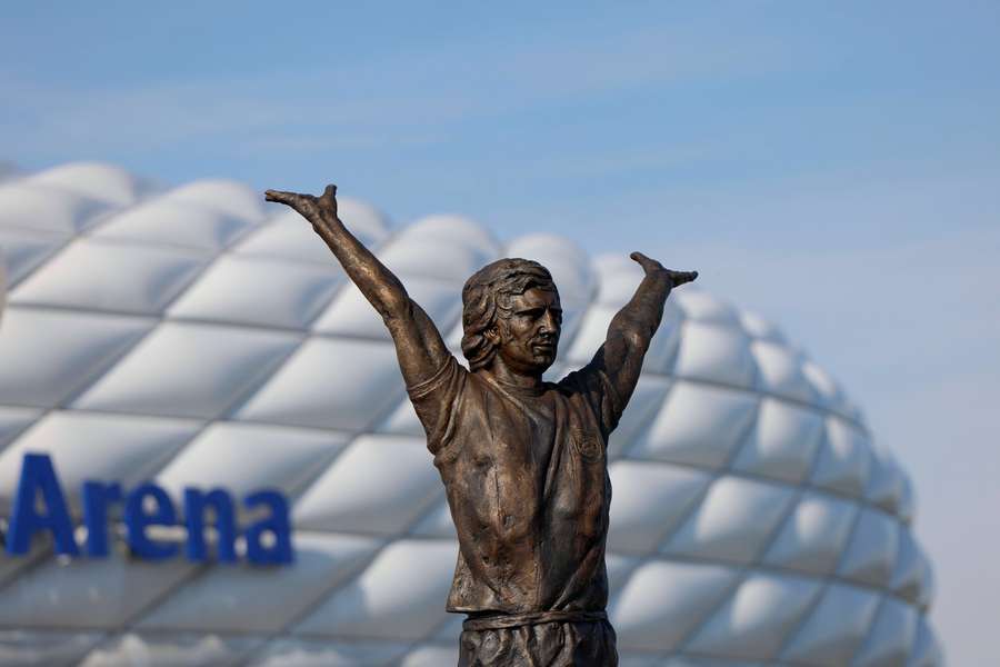 Gerd Müllers Statue steht nun gut sichtbar vor der Münchener Allianz Arena.