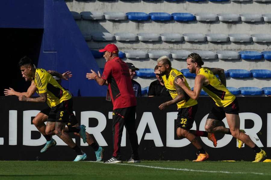 Arturo Vidal treina com companheiros no estádio George Capwell, em Guayaquil