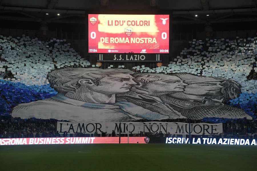 Een gigantische tifo van de Lazio-fans, met de tekst "mijn liefde zal niet sterven" voor de Romeinse derby