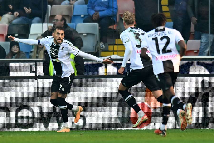 Roberto Pereyra viert de openingsgoal van Udinese