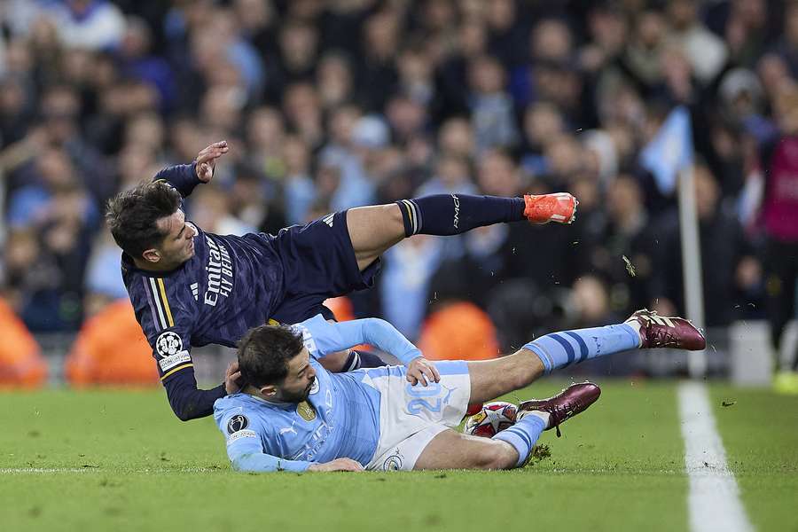 Brahim y Bernardo Silva luchan por un balón