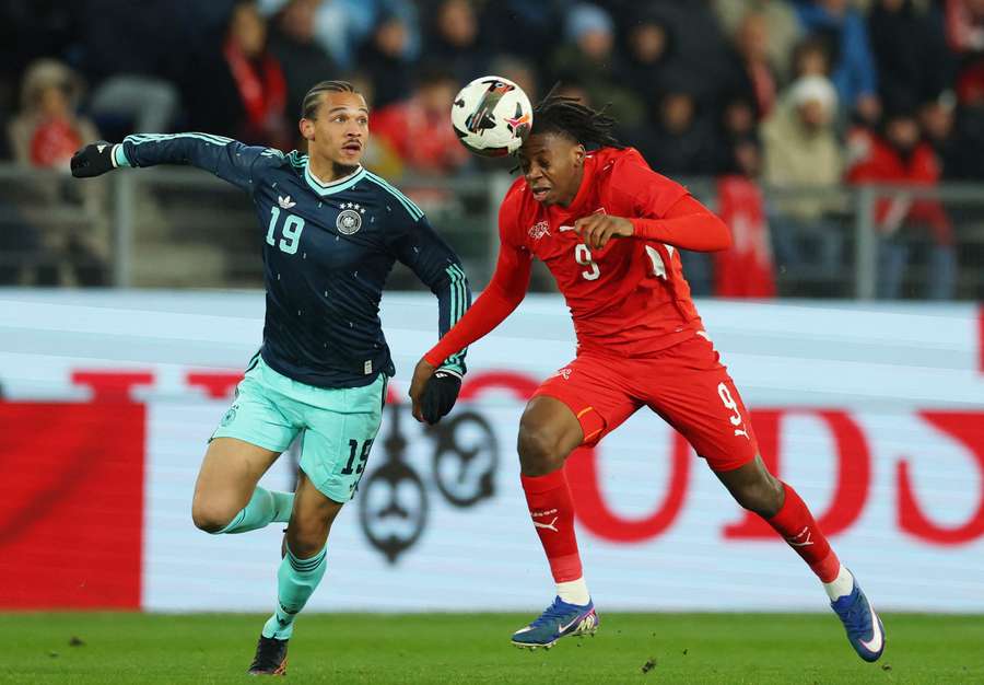 Sané (l.) im Duell mit dem Schweizer Nationalspieler Manzambi