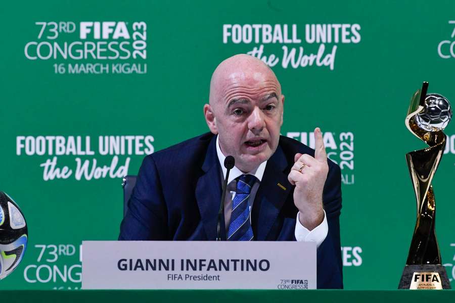 Gianni Infantino defendeu que é legítimo que a FIFA procure acordos com patrocinadores de todos os países membros
