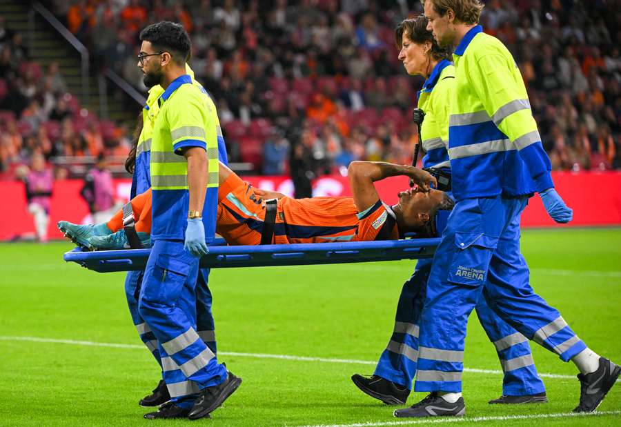 Nathan Ake é evacuado numa maca depois de se ter lesionado durante o jogo de futebol da Liga das Nações da UEFA entre a Holanda e a Alemanha