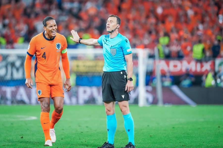 Nach Halbfinal-Aus: Oranje lässt Frust an Zwayer aus