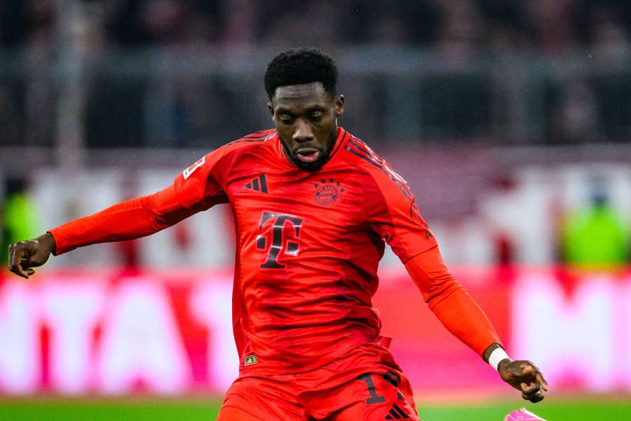 Alphonso Davies vai permanecer no Bayern de Munique