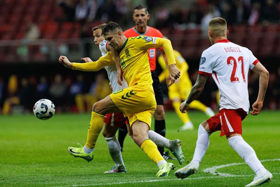 Przemysław Frankowski i Fedor Cernych podczas meczu el. MŚ 2026 pomiędzy reprezentacjami Polski i Litwy na PGE Narodowym