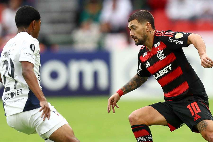 Arrascaeta em ação contra a LDU