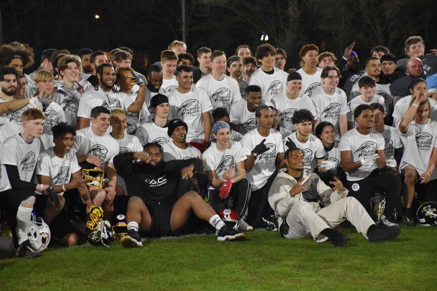 Christian Wilkins and Justin Fields (bottom) pose for a group photo with the players attending the Gridiron Imports American Football Camp at Lightning Leiden, March 2025