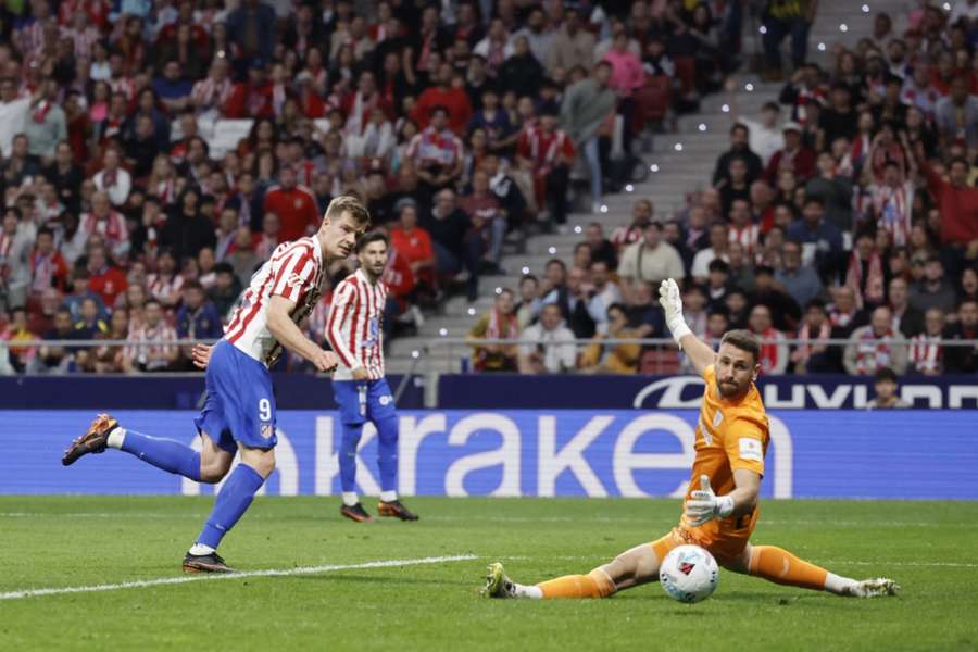 Sorloth celebra su primer gol